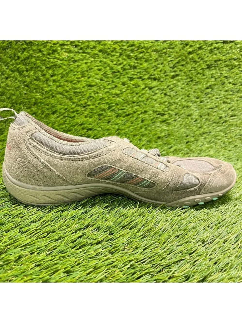 Skechers Breathe Easy Good Luck Womens Size 7.5 Taupe Athletic Shoes Sneakers